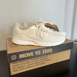 NWT Nike Women's Tanjun Training Sneaker
